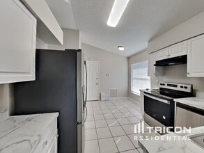 3621 71st Terrace E in Sarasota, FL - Building Photo - Building Photo