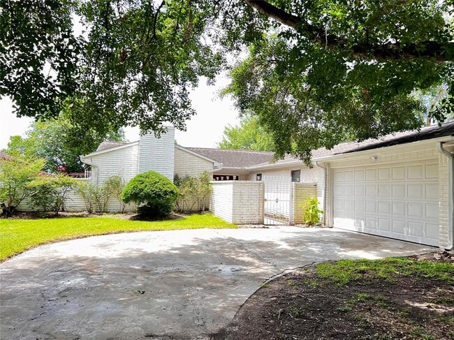 13819 Wickersham Ln in Houston, TX - Building Photo - Building Photo