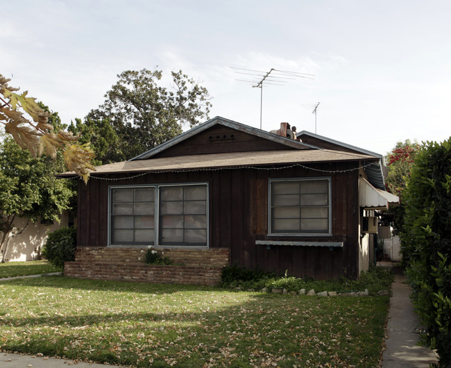 128 Orange Grove Ave in San Fernando, CA - Foto de edificio - Building Photo