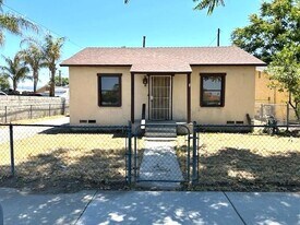 220 N Gilbert St in Hemet, CA - Building Photo