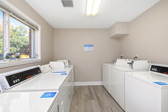 Pinedale Apartments in Sumter, SC - Foto de edificio - Building Photo