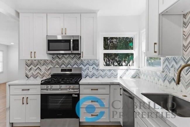 2215 Marigold Pl in San Diego, CA - Building Photo - Building Photo