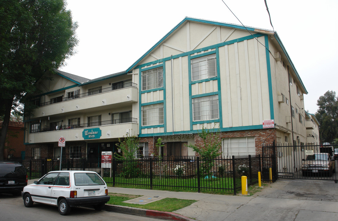 Windsor in Panorama City, CA - Building Photo