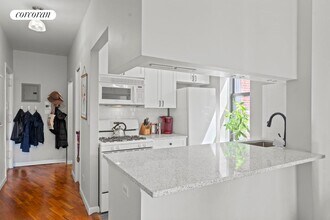 115 Eastern Pkwy in Brooklyn, NY - Foto de edificio - Building Photo