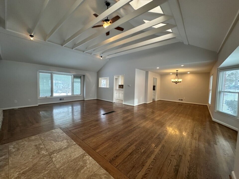 10240 Granada Ln in Overland Park, KS - Building Photo