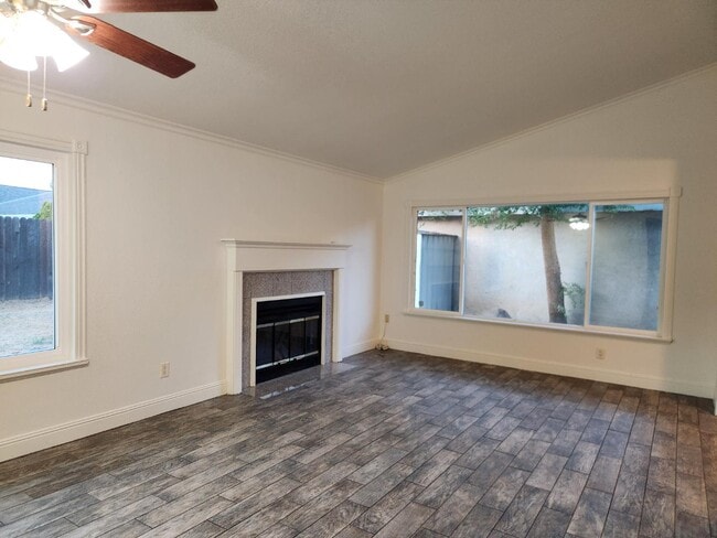 8007 Skywoods Way in Sacramento, CA - Foto de edificio - Building Photo