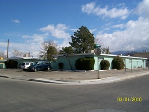 300 Charleston NE in Albuquerque, NM - Foto de edificio - Building Photo