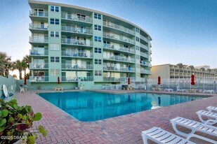 800 N Atlantic Ave in Daytona Beach, FL - Building Photo