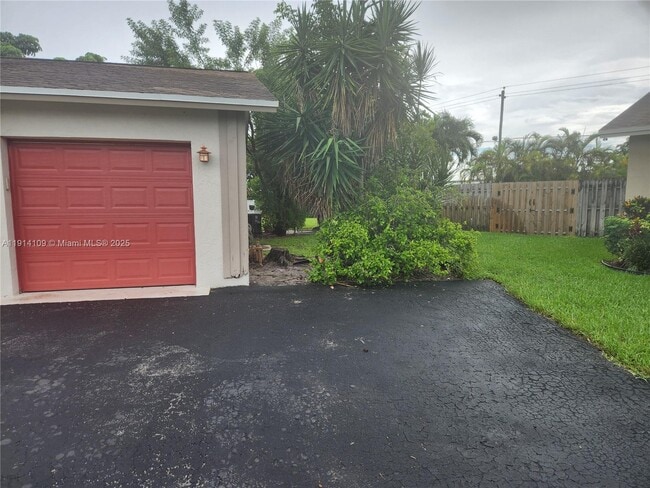 2862 NW 108th Ave in Sunrise, FL - Building Photo - Building Photo