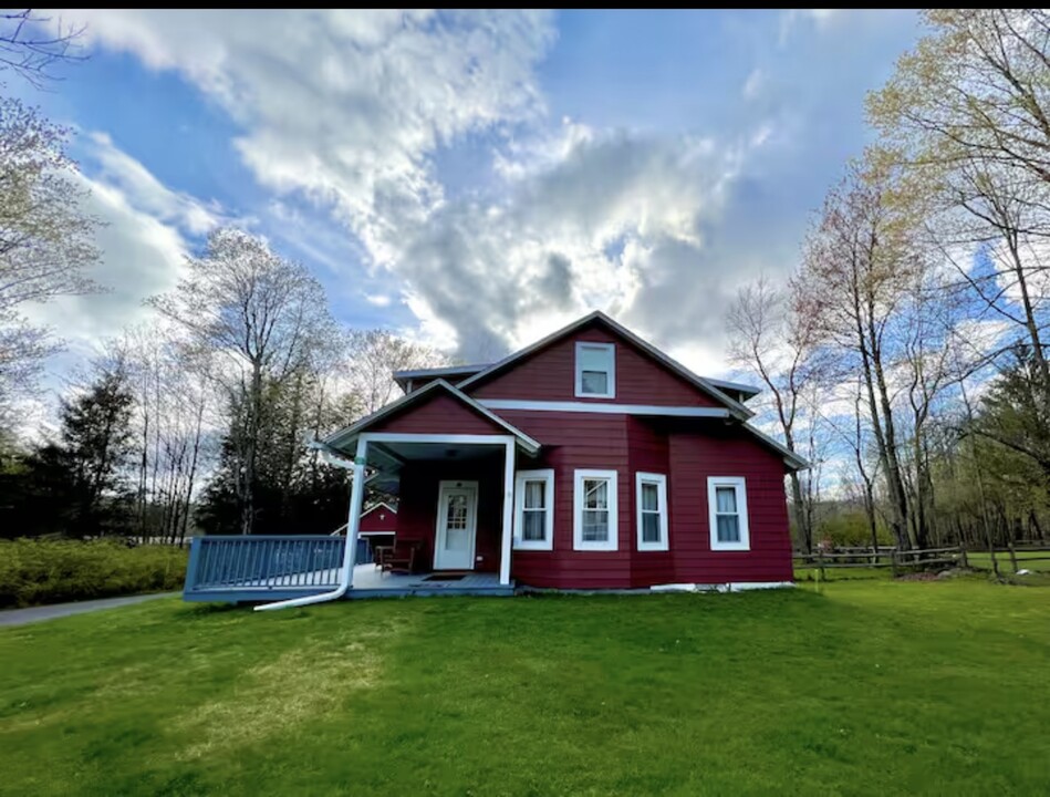 42 Schoonmaker Rd in Haines Falls, NY - Building Photo