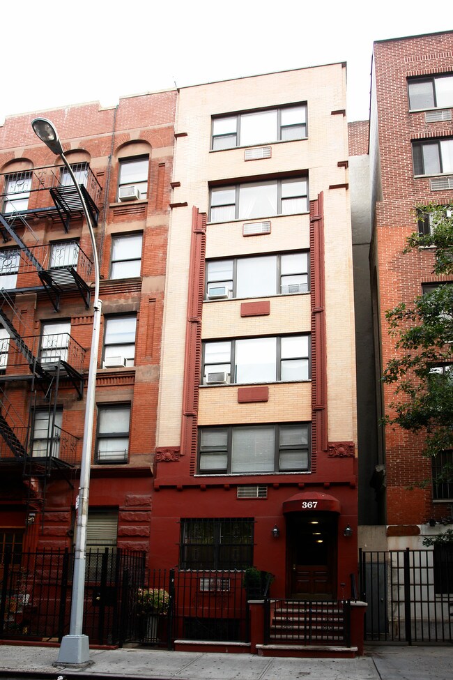 367 W 48th St in New York, NY - Building Photo - Building Photo