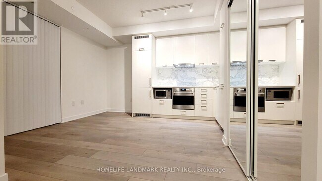 10-1010 Honeycrisp Cres in Vaughan, ON - Building Photo - Building Photo