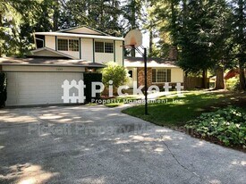 7293 Pheasant Cir NE in Bremerton, WA - Building Photo