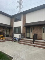 608 Robin Rd in Hillsborough Township, NJ - Building Photo