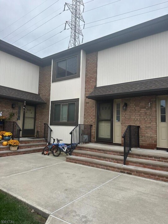 608 Robin Rd in Hillsborough Township, NJ - Building Photo