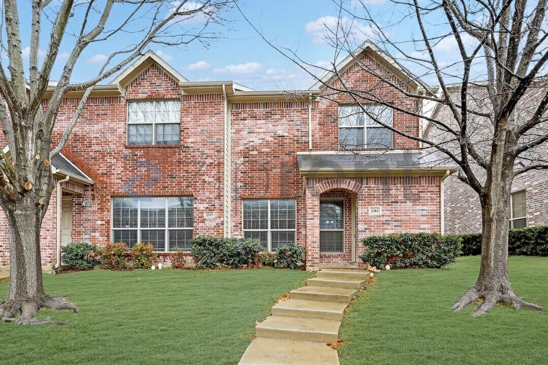 2361 Homewood Ln in Grand Prairie, TX - Foto de edificio