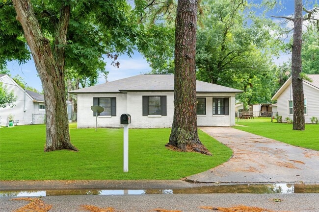 property at 1104 Southampton Dr