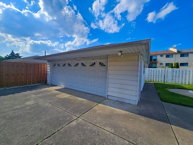 8668 W Carmen Ave, Unit 1 in Norridge, IL - Building Photo - Building Photo