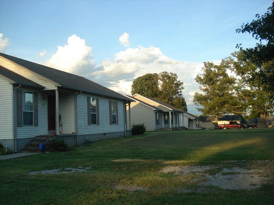 612-632 Estes St in Smithville, TN - Building Photo