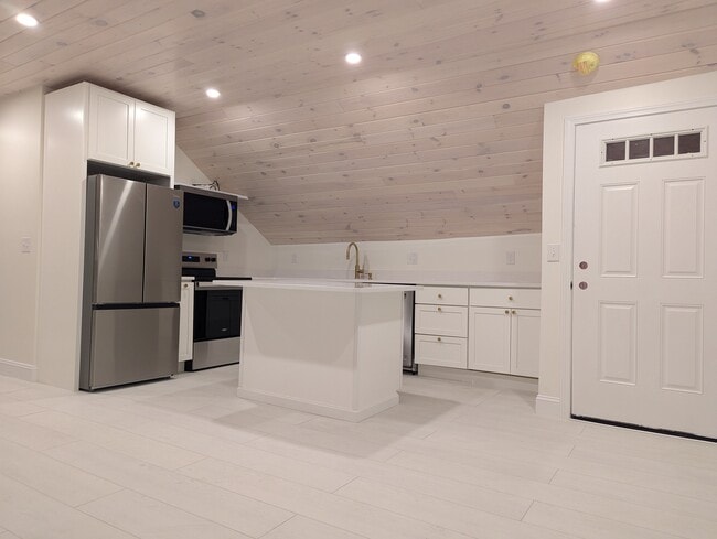 120 Saltmarsh Pond Rd, Unit 1 in Gilford, NH - Building Photo - Building Photo