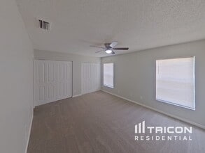 232 Regal Park Dr in Valrico, FL - Building Photo - Building Photo