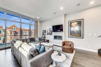 1021 N Hermitage Ave in Chicago, IL - Foto de edificio - Building Photo