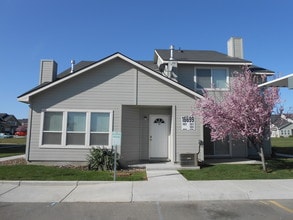 Pinehurst Townhomes in Nampa, ID - Building Photo - Building Photo