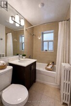 2404 Queen St E in Toronto, ON - Building Photo - Building Photo