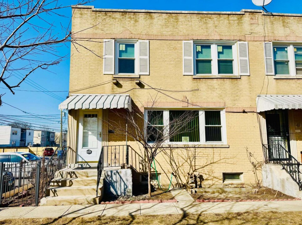 6606 N Damen Ave in Chicago, IL - Foto de edificio