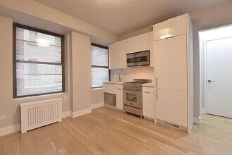 308 W 30th St in New York, NY - Building Photo - Building Photo