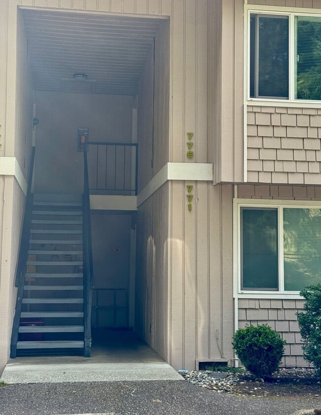 771 High School Rd NW in Bainbridge Island, WA - Building Photo - Building Photo