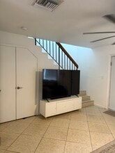 688 Forrest Dr, Unit 2 in Miami Springs, FL - Building Photo - Building Photo