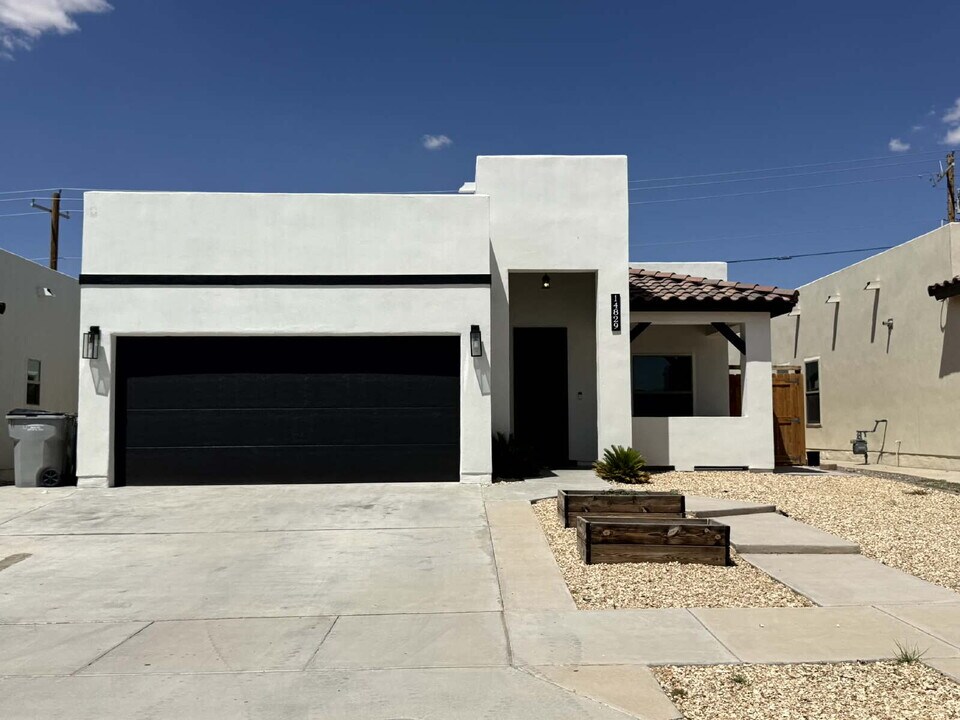 14829 Bobby Joe Hill in El Paso, TX - Building Photo