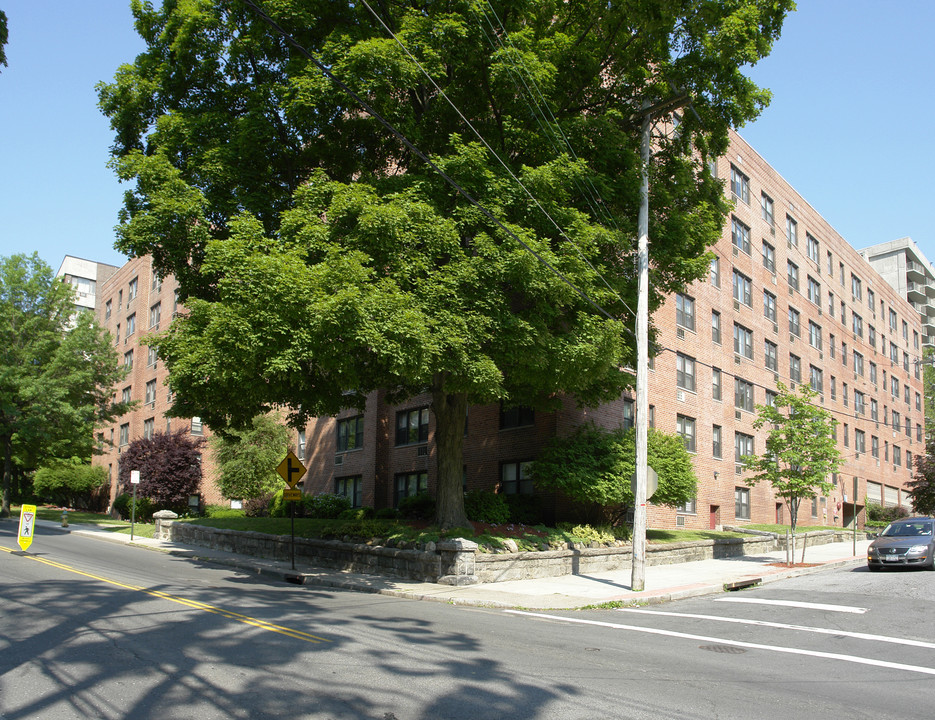 Half Moon Apartments in White Plains, NY - Building Photo