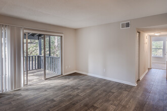 Planters Trace Apartment Homes in Charleston, SC - Building Photo - Interior Photo