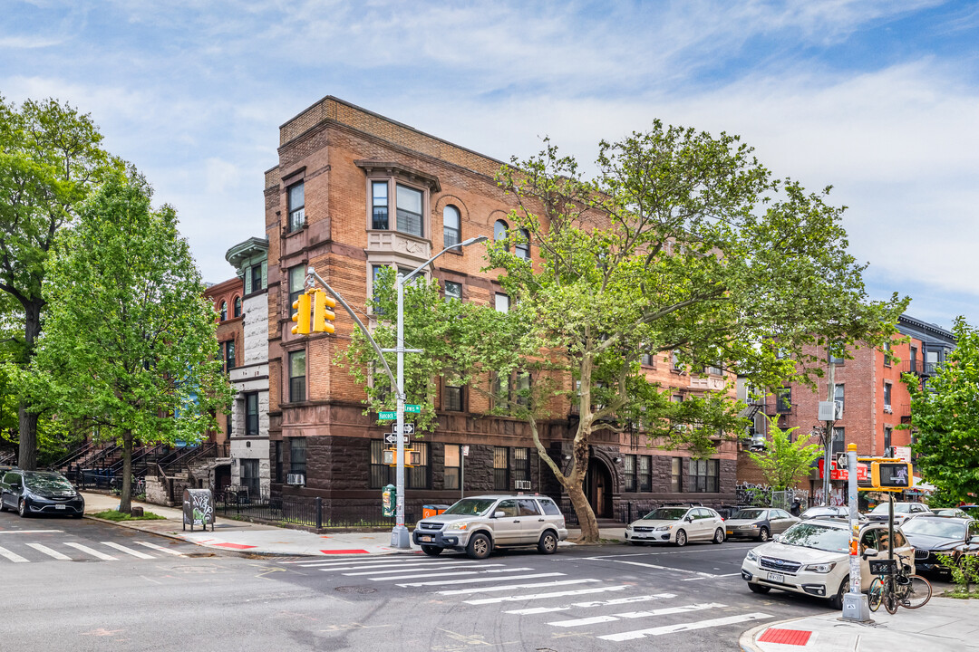 498 Hancock Street in New York, NY - Building Photo