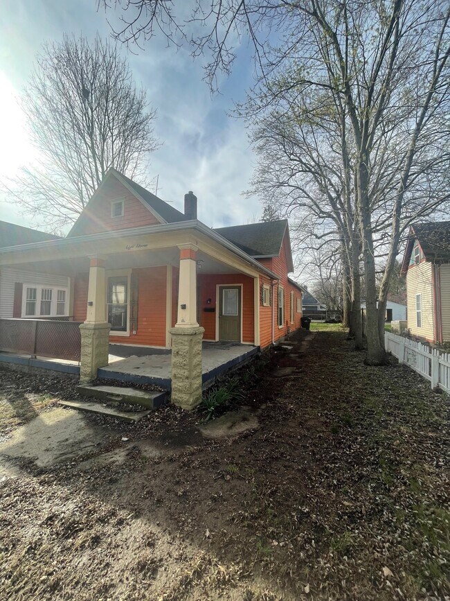 property at 811 W 5th St