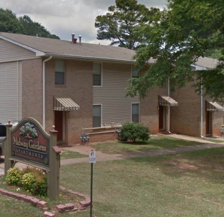 Midway Oakwood Gardens in Opelika, AL - Foto de edificio