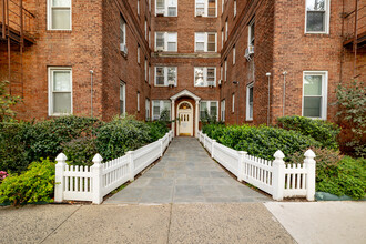 The Curtis Residence in Kew Gardens, NY - Building Photo - Building Photo