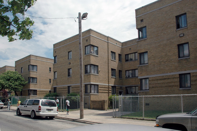 Hedgerow Apartments in Philadelphia, PA - Building Photo - Building Photo