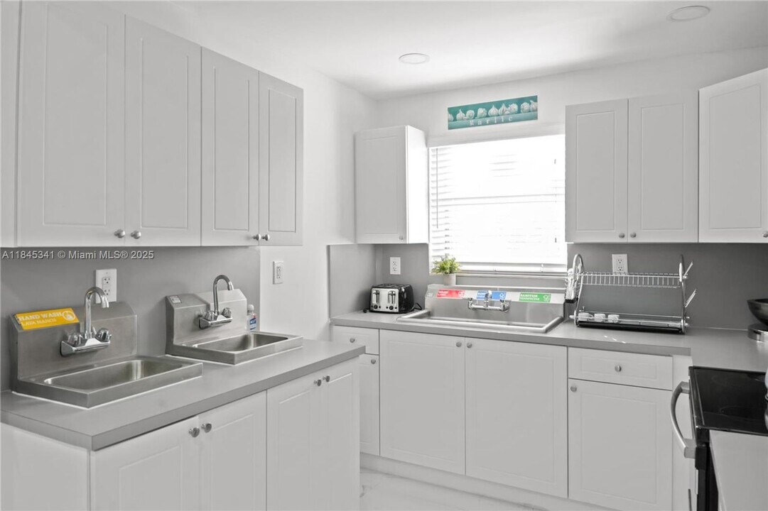 1310 SW 76th Ave in Miami, FL - Building Photo