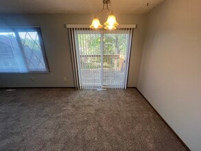 215 Elton Hills Dr NW, Unit 6 in Rochester, MN - Foto de edificio - Building Photo
