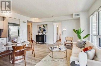 2220 Lake Shore Blvd W in Toronto, ON - Building Photo - Building Photo