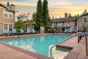 Inglenook Court in Bothell, WA - Building Photo