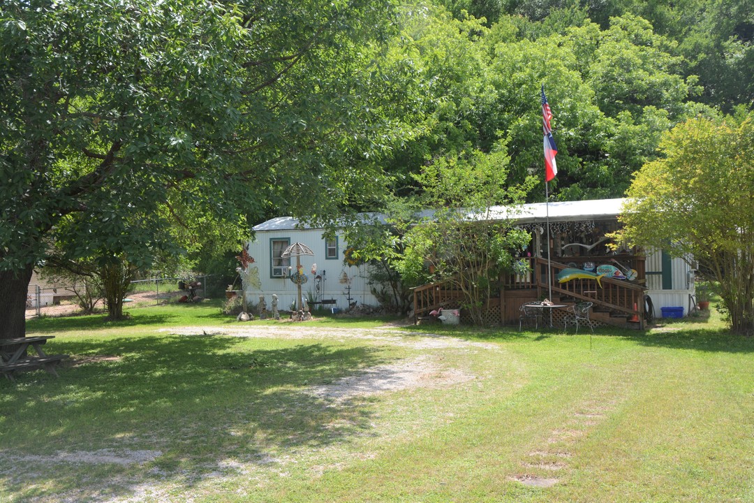 181 Mobile Dr in New Braunfels, TX - Building Photo