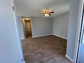 7417 Vintage Hills Dr, Unit D in Austin, TX - Foto de edificio - Building Photo