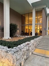 2899 Collins Ave in Miami, FL - Foto de edificio - Building Photo