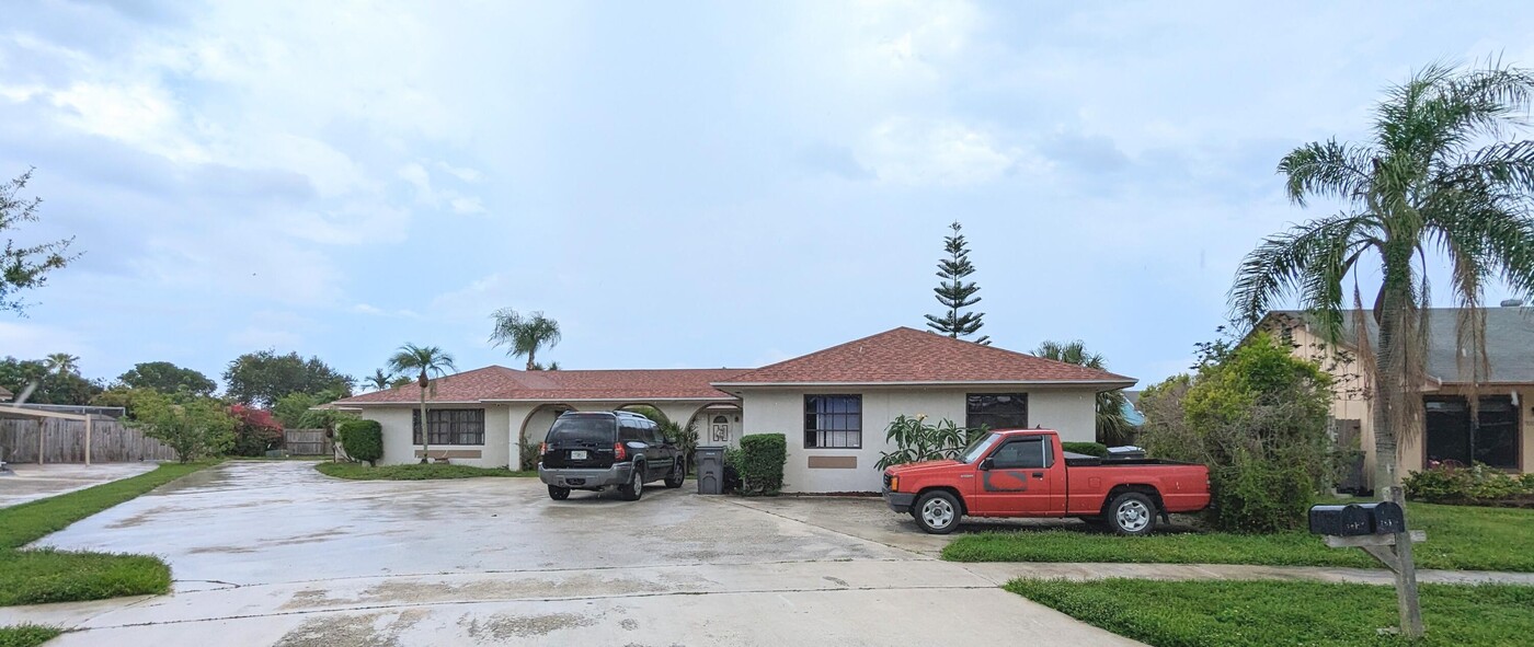 9214 E Highland Pines Blvd in Palm Beach Gardens, FL - Foto de edificio