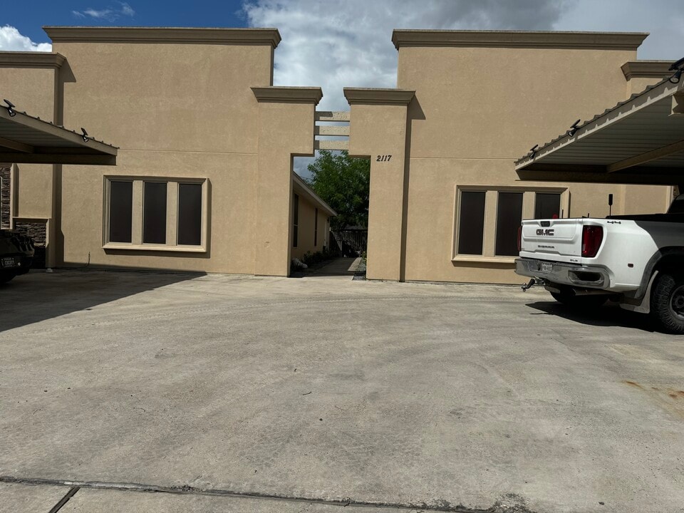 2117 Taxco Ct, Unit 2 in Edinburg, TX - Building Photo