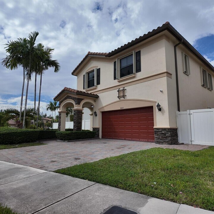 8618 W 33rd Ave in Hialeah, FL - Building Photo